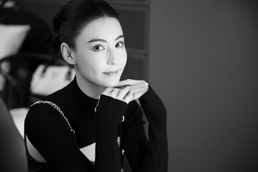 张柏芝黑白写真释出 干练盘发尽显温柔风韵(图1)