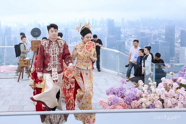 深圳集体天空婚礼，非遗金饰为爱见证